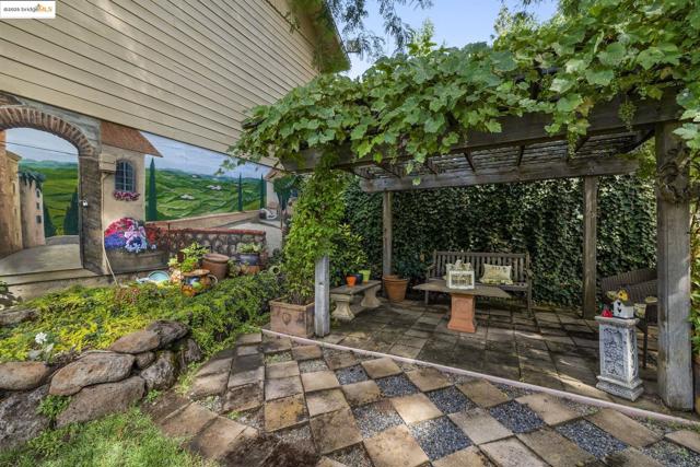 20581 Gerber Rd, Tuolumne CA: https://media.crmls.org/mediaz/4769de5f-7ec9-48ed-a683-61e4a659c428.jpg
