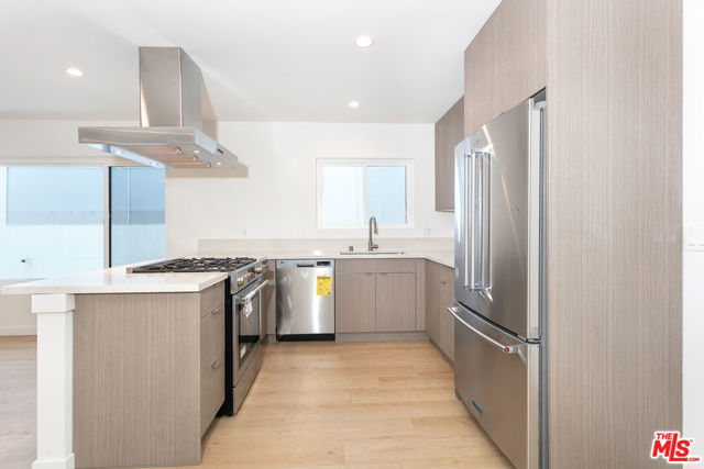 955 N Croft Avenue, Los Angeles CA: https://media.crmls.org/mediaz/4769eb1d-7de4-4858-a22a-31e5e6edafa8.jpg