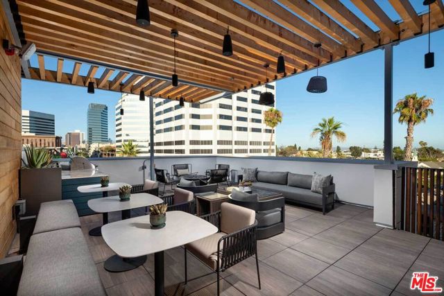 3223 Wilshire Boulevard, Santa Monica CA: https://media.crmls.org/mediaz/476b27c4-f71a-4284-bcba-70e7aa80d8c7.jpg