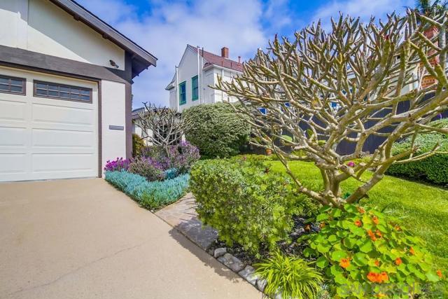 3886 Santa Cruz, San Diego CA: https://media.crmls.org/mediaz/476c6d68-94e6-43ac-8b1b-d80e38152b89.jpg
