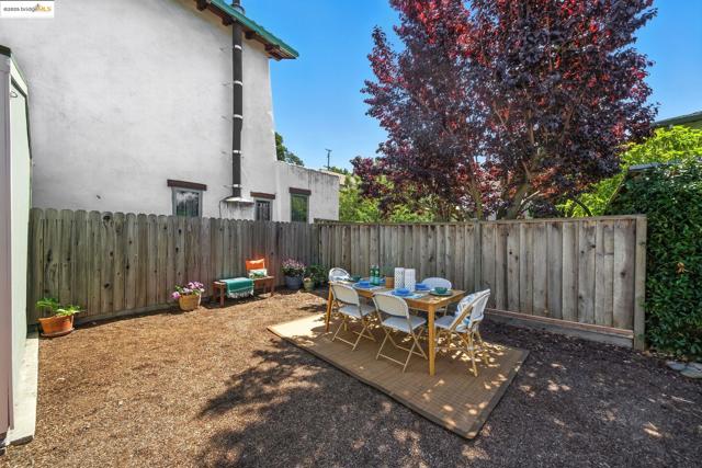 4415 Fleming Ave, Oakland CA: https://media.crmls.org/mediaz/476cc176-6db5-47fe-9a4a-e52f8bc4a880.jpg