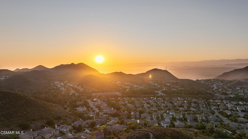 https://media.crmls.org/mediaz/476cc2f5-c72a-41b9-892a-479150781e5d.jpg?preset=X-Large