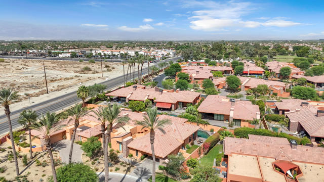 50050 Camino Privado, La Quinta CA: https://media.crmls.org/mediaz/476d8d54-79e3-4872-b3c5-dea05096c196.jpg