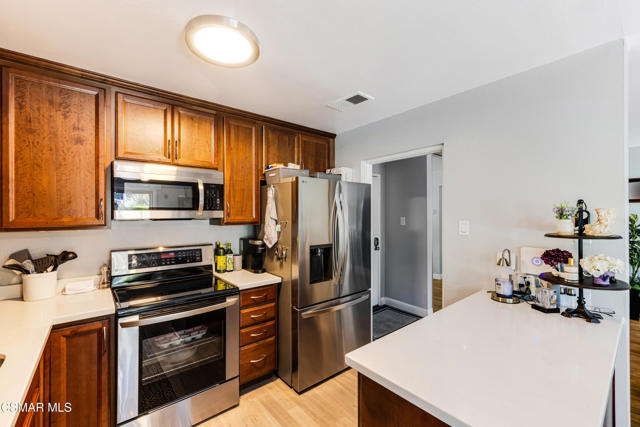348 Chestnut Hill Court, Thousand Oaks CA: https://media.crmls.org/mediaz/476dd33a-dfdf-4c82-8425-7beac0af634d.jpg