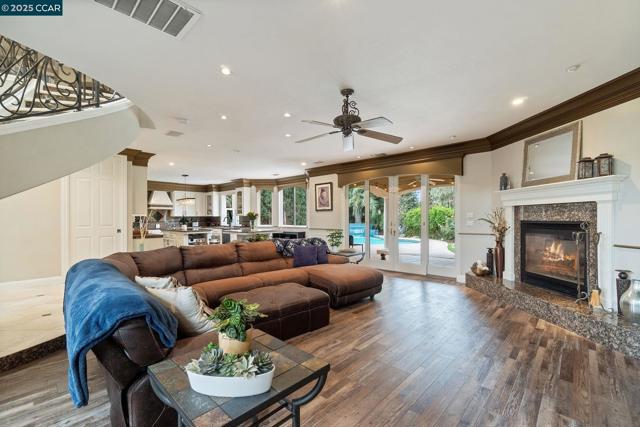 2550 E Jenny Ave, Fresno CA: https://media.crmls.org/mediaz/476f12b4-d4bc-4c2b-a436-74743fde8028.jpg
