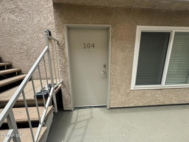 13042 Riverside Drive, Sherman Oaks CA: https://media.crmls.org/mediaz/476f5558-d857-4ec7-b619-48efdc0d0a1a.jpg