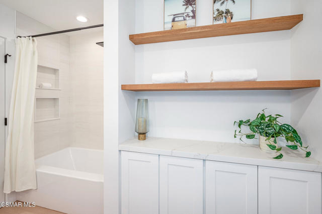 674 Lautrec Court, Thousand Oaks CA: https://media.crmls.org/mediaz/476fca93-1a14-4ada-8e15-bcc83f06b015.jpg