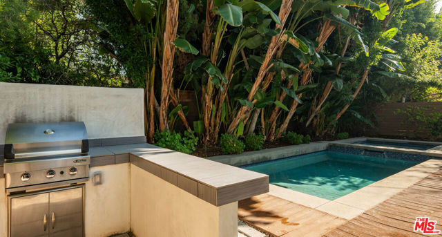 926 N Crescent Heights Boulevard, Los Angeles CA: https://media.crmls.org/mediaz/476fdb27-f3ad-4d1a-8d19-381729b39d76.jpg