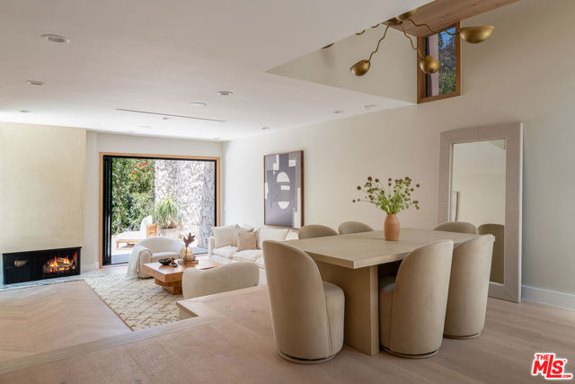 3977 Oeste Avenue, Studio City CA: https://media.crmls.org/mediaz/476ff405-e772-4b42-9b39-20e1ee98904d.jpg