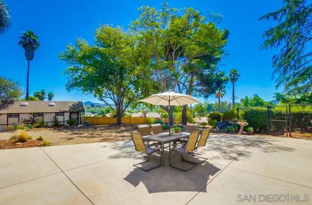 2336 Rancho Diego Ct, Escondido CA: https://media.crmls.org/mediaz/47709a1b-d173-452c-84c3-342c4c361a8b.jpg
