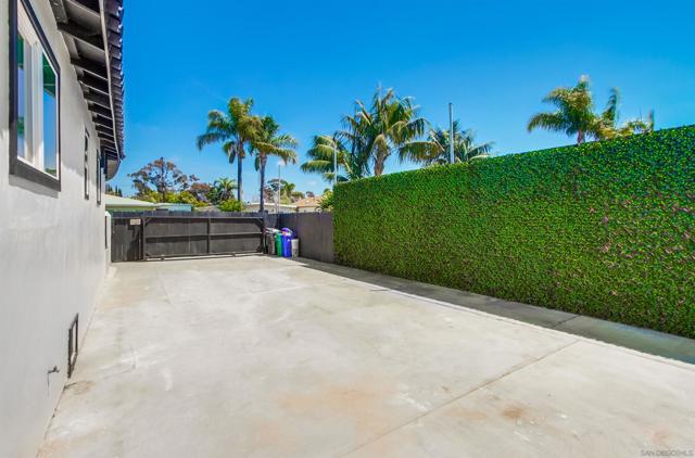 1303 Center Ave, Oceanside CA: https://media.crmls.org/mediaz/47714843-d7f5-4770-bdec-db5452f997f2.jpg