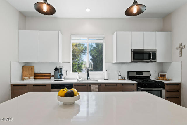 5664 Hazeltine Avenue, Sherman Oaks CA: https://media.crmls.org/mediaz/477222af-5916-4ade-9d86-4337acaffc84.jpg