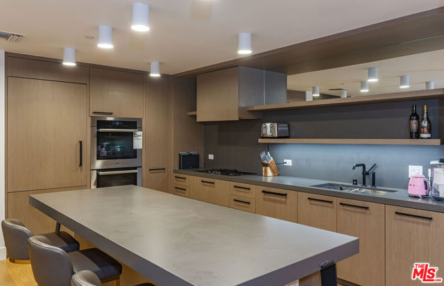 10777 Wilshire Boulevard, Los Angeles CA: https://media.crmls.org/mediaz/47724188-a0a1-4e03-a11d-17f7a98da181.jpg