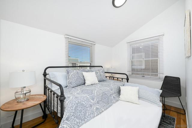 206 E E Oceanfront, Newport Beach CA: https://media.crmls.org/mediaz/4772cc36-d374-4712-8d06-4a7d20ccb6a0.jpg