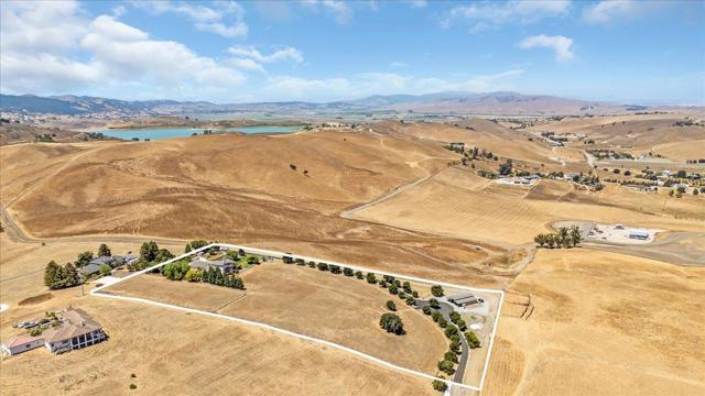 275 Nicholson Drive, Hollister CA: https://media.crmls.org/mediaz/477364ad-a077-4cdf-b654-272eaf4cb30c.jpg