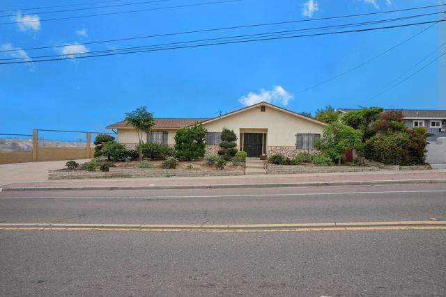 945 Nacion Avenue, Chula Vista CA: https://media.crmls.org/mediaz/47736c14-57e4-4a6c-8c88-dfadedfa3a58.jpg