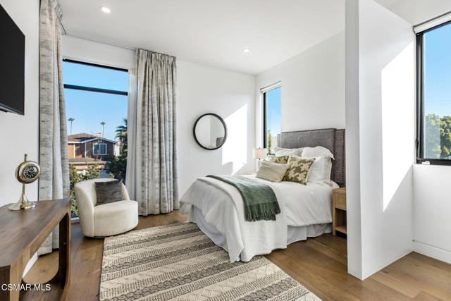 829 Flower Avenue, Venice CA: https://media.crmls.org/mediaz/4774201e-5690-4541-8b71-d7b90c3eaa90.jpg