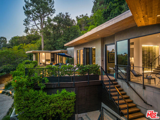 727 N Beverly Glen Boulevard, Los Angeles CA: https://media.crmls.org/mediaz/47749ad9-40fc-45fb-8d6a-5970ed9d2bdf.jpg