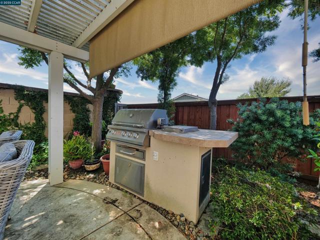 335 Suez Canal Lane, Sacramento CA: https://media.crmls.org/mediaz/477659e5-c6be-42ca-9776-98ff1941fe37.jpg