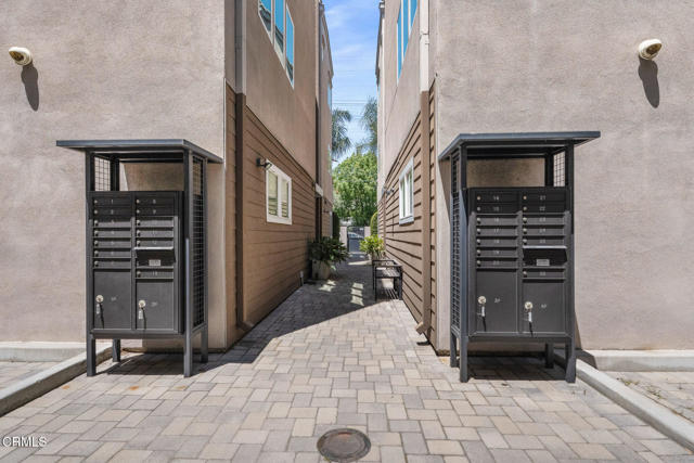 5664 Hazeltine Avenue, Sherman Oaks CA: https://media.crmls.org/mediaz/47770f3d-b961-4aea-be16-2a40a5cd68d7.jpg