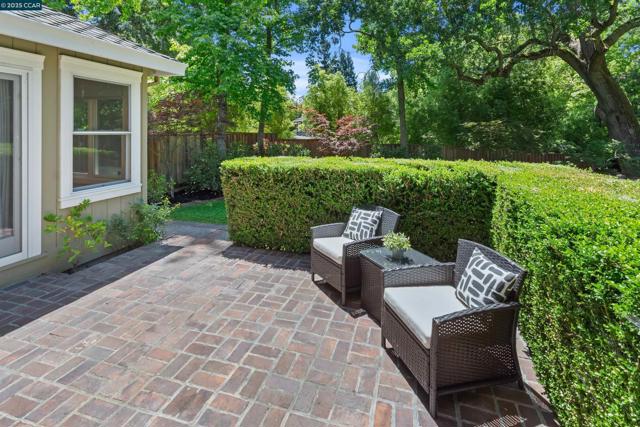 2140 Hidden Oak Dr, Danville CA: https://media.crmls.org/mediaz/47773c90-6f46-4f2d-99f8-da7b95899f36.jpg