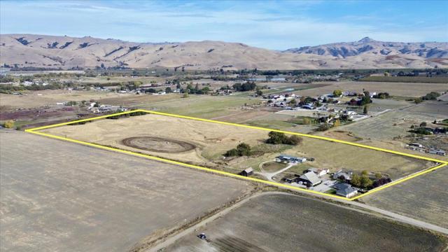 1204 Shore Road, Hollister CA: https://media.crmls.org/mediaz/47773de2-a1cf-4876-b6a5-0adae2dd1862.jpg
