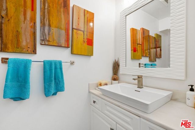 6435 Zumirez Drive, Malibu CA: https://media.crmls.org/mediaz/4777ed91-1e41-46fb-9b06-3f2d5c9aa29e.jpg
