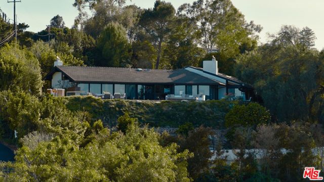 4 Buckboard Lane, Rolling Hills CA: https://media.crmls.org/mediaz/47785ebd-27c2-47a7-866d-6023f0754367.jpg