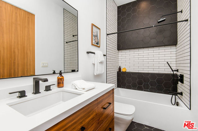 4544 Woodley Avenue, Encino CA: https://media.crmls.org/mediaz/47786908-e5b7-422a-96a4-cd2033997025.jpg