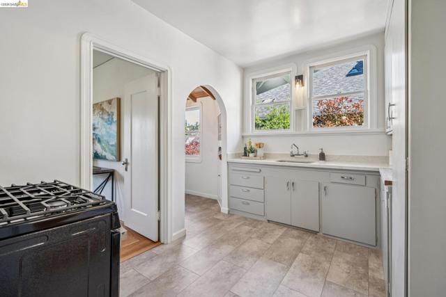 21 Portsmouth Road, Piedmont CA: https://media.crmls.org/mediaz/4778b79e-fa84-4f11-b0ea-9e960c8b39d5.jpg
