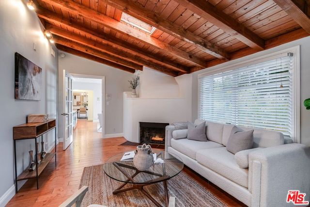 4538 Lemp Avenue, Studio City CA: https://media.crmls.org/mediaz/47793322-458a-41f7-9425-316bc3bfead6.jpg