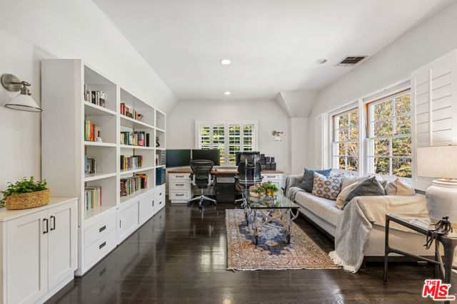 233 S Saltair Avenue, Los Angeles CA: https://media.crmls.org/mediaz/4779bebb-00bd-4c85-8c46-283a8cde50ab.jpg