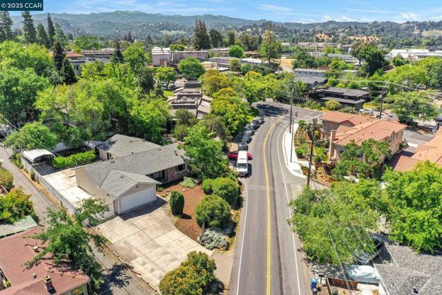 280 Sierra Dr, Walnut Creek CA: https://media.crmls.org/mediaz/477b2b1d-2951-4a2f-aa0d-c1bf420d1918.jpg