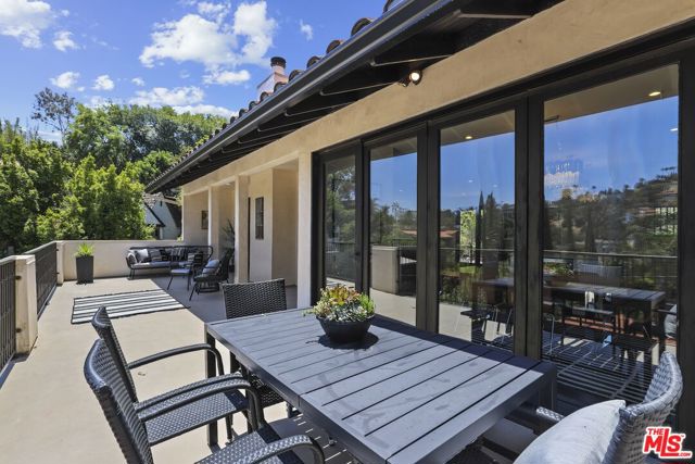 5940 Manola Way, Los Angeles CA: https://media.crmls.org/mediaz/477c354a-686e-4056-8de7-365c739dfb8d.jpg