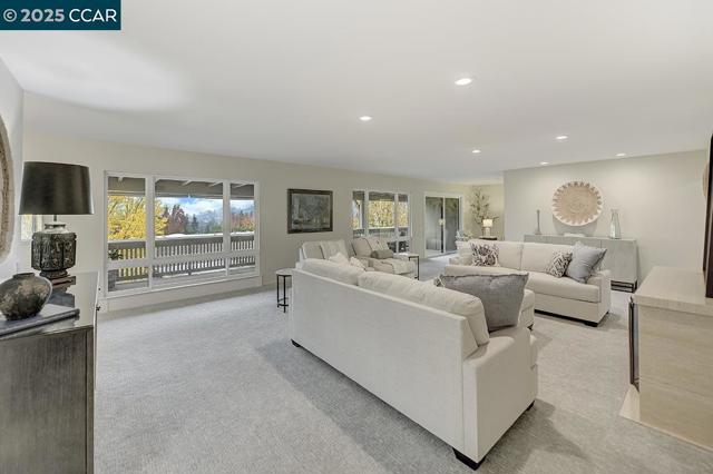 2900 Tice Creek Dr, Walnut Creek CA: https://media.crmls.org/mediaz/477d9dbc-00c6-406f-bb78-220331edd0ad.jpg