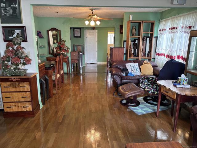 872 74 Duval St, San Diego CA: https://media.crmls.org/mediaz/477db086-fea5-4f94-9952-1eaf9d5eb064.jpg