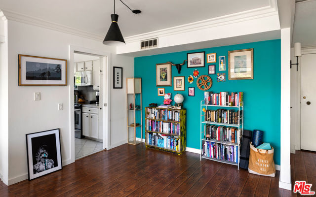 7135 Hollywood Boulevard, Los Angeles CA: https://media.crmls.org/mediaz/477eb4be-626a-4af7-84a7-1872fb97ee6c.jpg