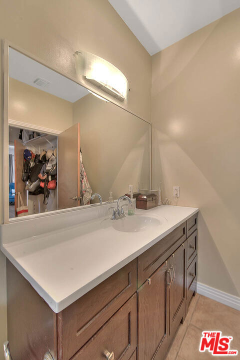 1821 S Sycamore Avenue, Los Angeles CA: https://media.crmls.org/mediaz/477f9f97-516d-4860-af8e-bf26fc9d3bc5.jpg