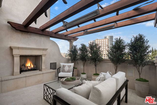 6882 Arizona Avenue, Los Angeles CA: https://media.crmls.org/mediaz/477fa767-e80f-40df-8cc1-c3fbcda35e4b.jpg