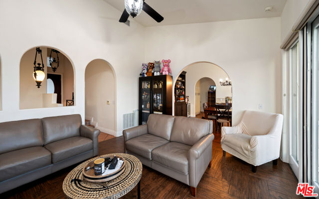 6420 Quebec Drive, Los Angeles CA: https://media.crmls.org/mediaz/477fc075-2f41-43a0-9e0d-77750ff521c2.jpg