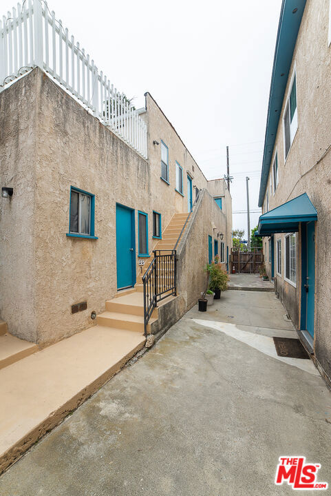 2400 Pacific Avenue, Venice CA: https://media.crmls.org/mediaz/477fda52-288a-4e65-b13e-440766c24433.jpg