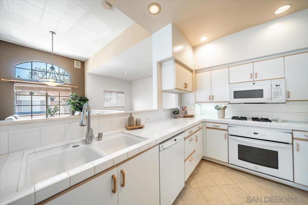 11985 Tivoli Park Row - photo 12