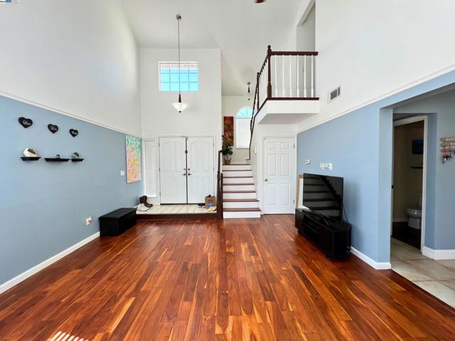 85 Phillips Ct, Tracy CA: https://media.crmls.org/mediaz/47806f40-466a-44e8-88b2-89ce60b99f70.jpg