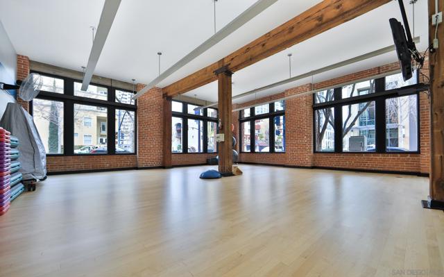 500 W Harbor Dr, San Diego CA: https://media.crmls.org/mediaz/4780a193-8f94-47b1-9fea-94c7b5e174d2.jpg