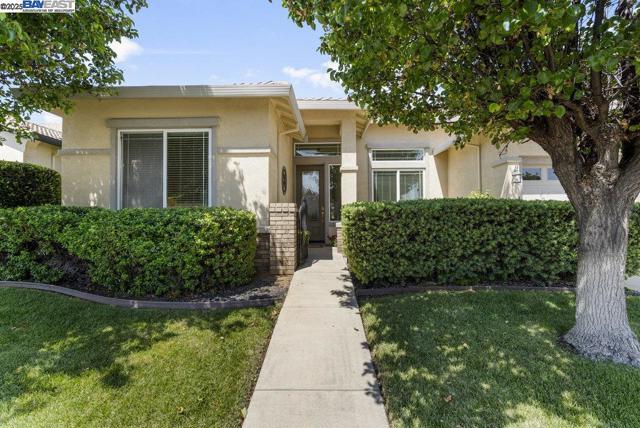 1123 Burghley Ln, Brentwood CA: https://media.crmls.org/mediaz/4782164e-3754-4c54-93f1-5fbbdfb54bcf.jpg