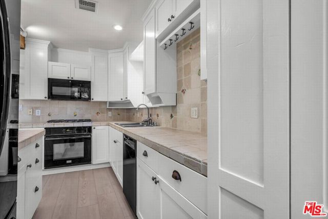 11472 Diller Avenue, Culver City CA: https://media.crmls.org/mediaz/478330fc-9961-401c-9e47-2300f069a7fb.jpg