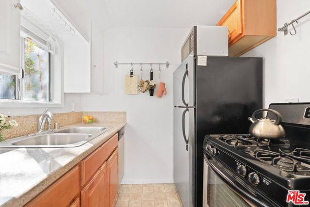 29 Brooks Avenue, Venice CA: https://media.crmls.org/mediaz/4783a455-5294-40ba-8735-aa1d0df77b1e.jpg