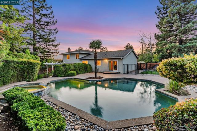 321 Chardonnay Cir, Clayton CA: https://media.crmls.org/mediaz/4784abbb-850e-4201-bf48-e11415d1ac37.jpg