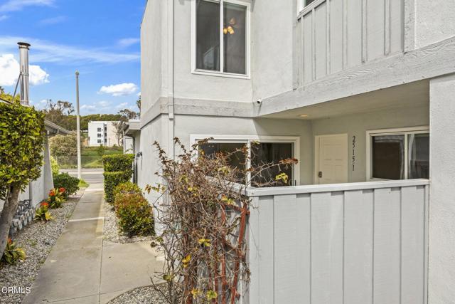 2515 Harbor Boulevard, Ventura CA: https://media.crmls.org/mediaz/4786376c-1d44-4ca0-bff1-ded5f4178f03.jpg