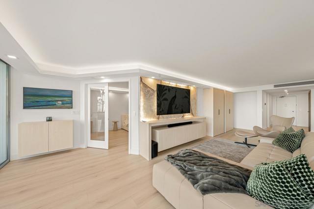 1820 Avenida Del Mundo, Coronado CA: https://media.crmls.org/mediaz/47864fe4-5834-4eb0-a170-1c4eaed6a954.jpg